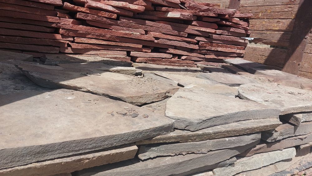 Дикий красный камень.