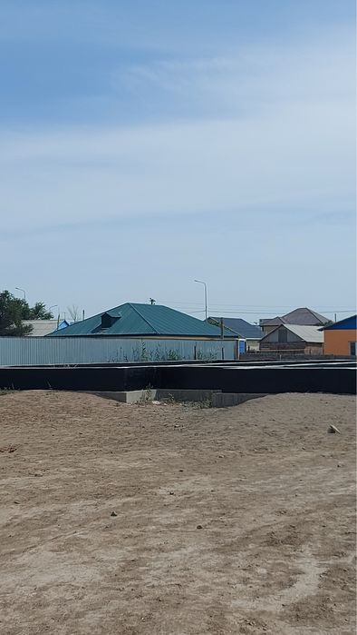 Земельный участок с фундаментом в центре