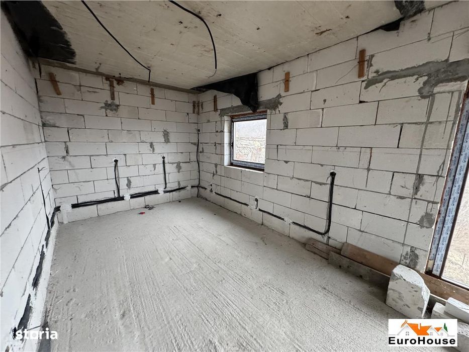 Casa la rosu de vanzare in Alba Iulia