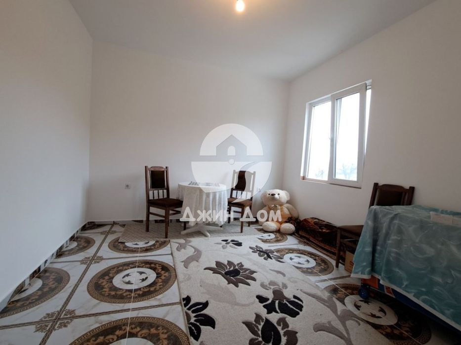 Едноетажна къща с двор в с. Черноград