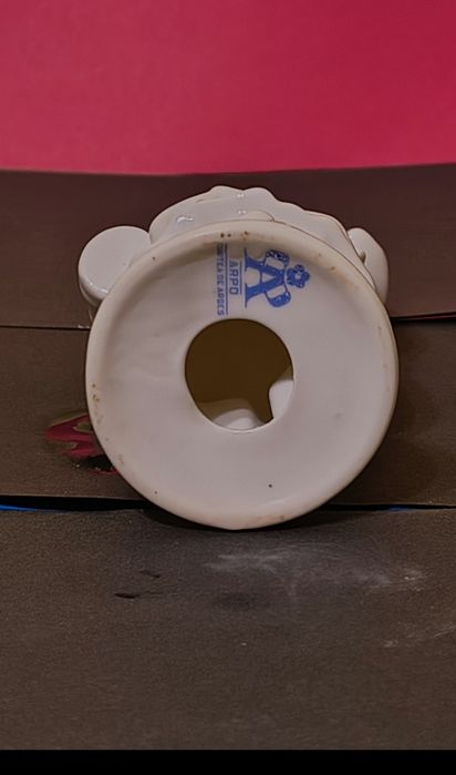 Figurină porțelan ARPO – tărăncuță cu donițe, stare de vitrină