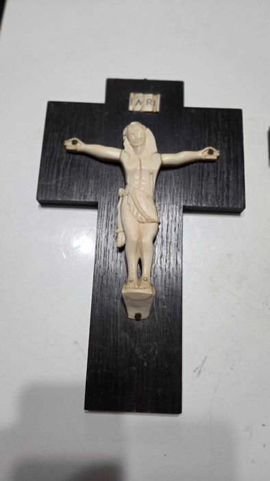 Lot de 2 crucifixuri din os si lemn