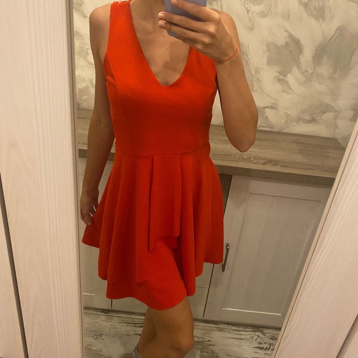 Червена къса рокля с деколте