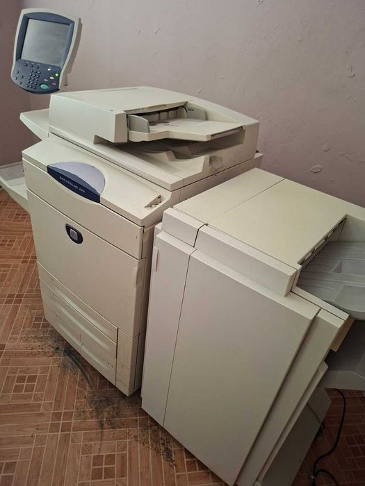 Професионален цветен лазерен принтер Xerox DocuColor 240 (с финишер)