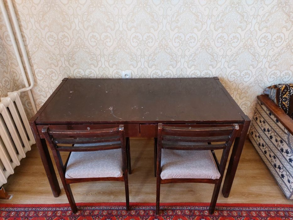 Стол и стулья продаются