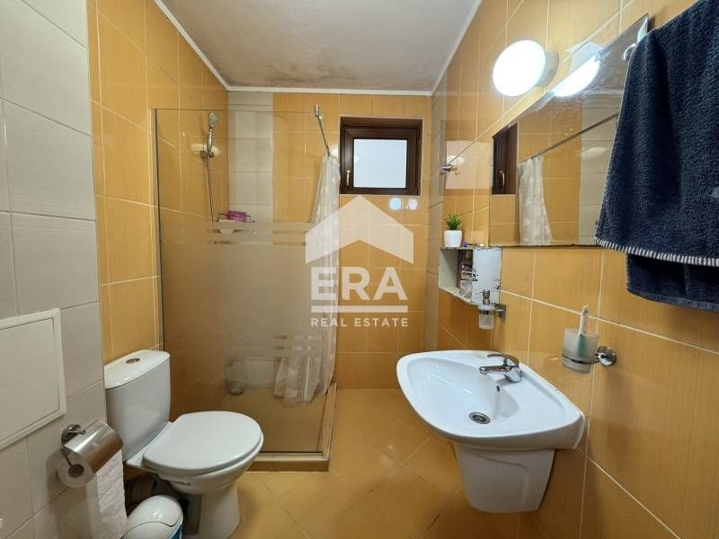 Ексклузивен тристаен обзаведен апартамент с открито паркомясто за прод