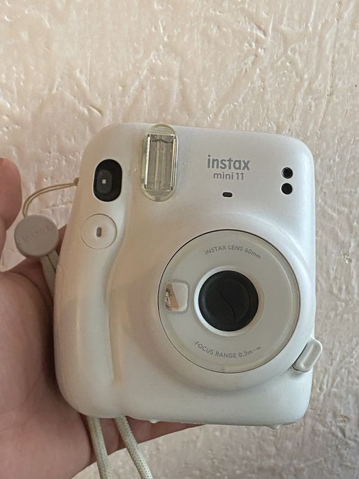 Instax mini 11 в хорошем состоянии