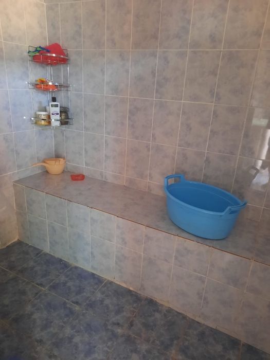 Дом с двором,рядом времянка