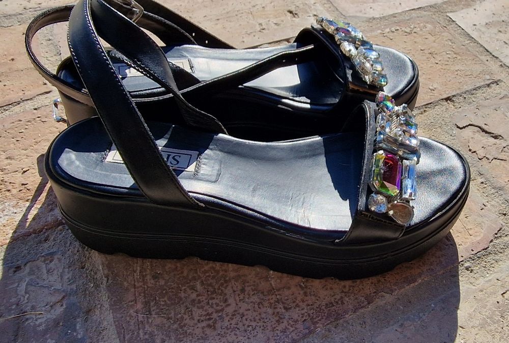 Дамски сандали с камъни