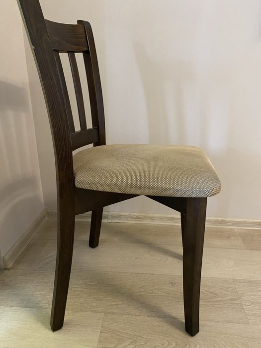 Трапезен стол масивно дърво четири броя.Цената е за всички столове.