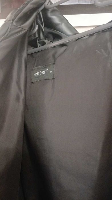 geaca groasa imitatie piele , are o piele lucioasa