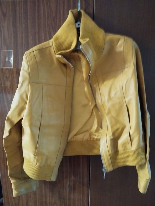 Кожаная желтая куртка