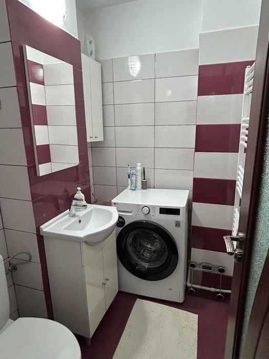 De vanzare apartament  trei camere