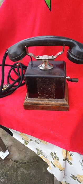 Стар стационарен телефон с ръчка