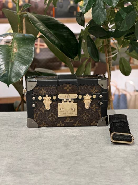 Geanta Louis Vuitton Noua !!! Dimensiuni 20/12 !!! Bucuresti