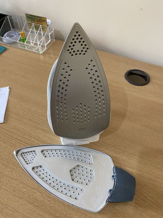 Продается утюг broun