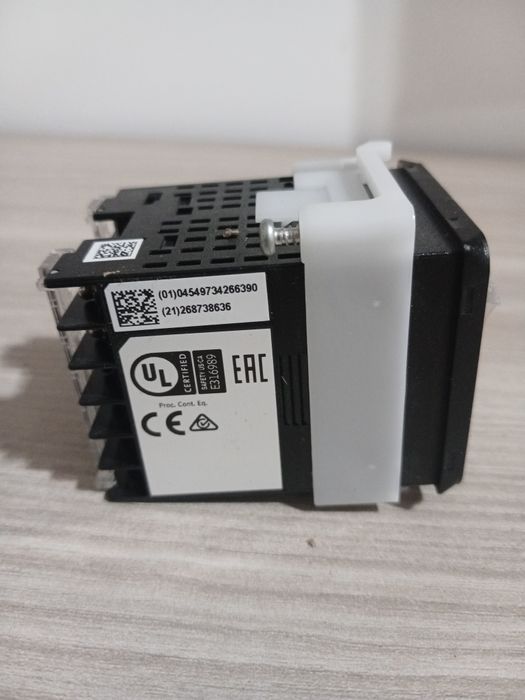 Regulator digital de temperatură OMRON E5CC-RX3A5M-000 (Nou, în cutie)
