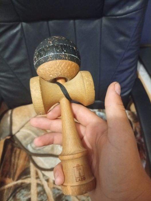 Vând kendama karo