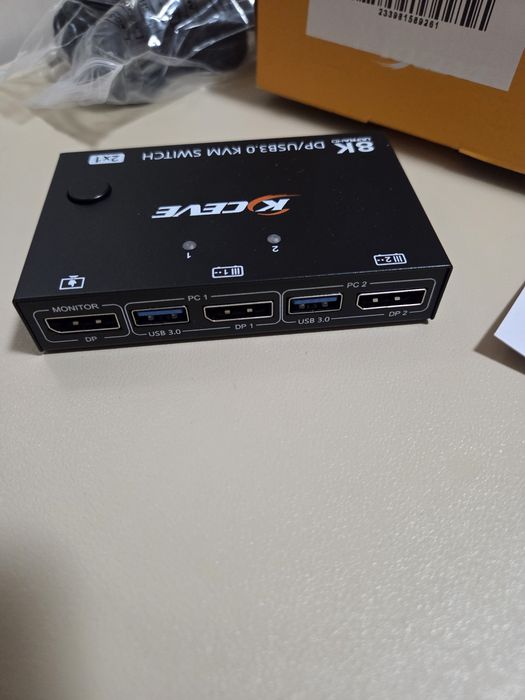 DisplayPort KVM превключвател (модел KVM201DPA). Устройството е перфектно решение, ако работите с два компютъра (например личен компютър.