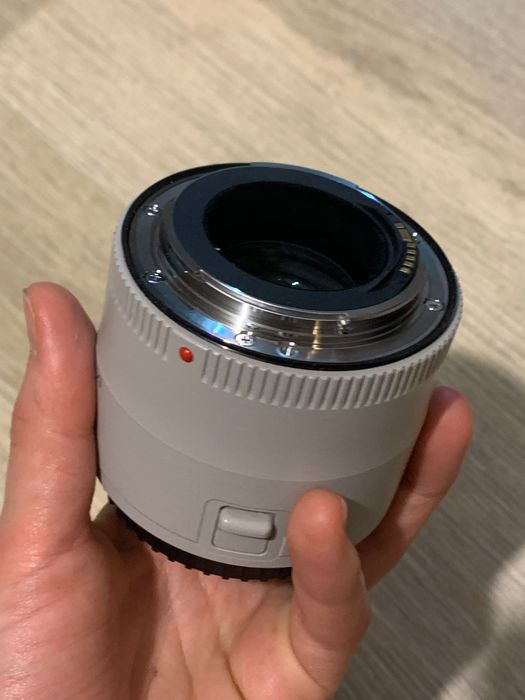 Телеконвертор Canon EF EXTENDER 2X III - с кутия и калъф - почти нов!
