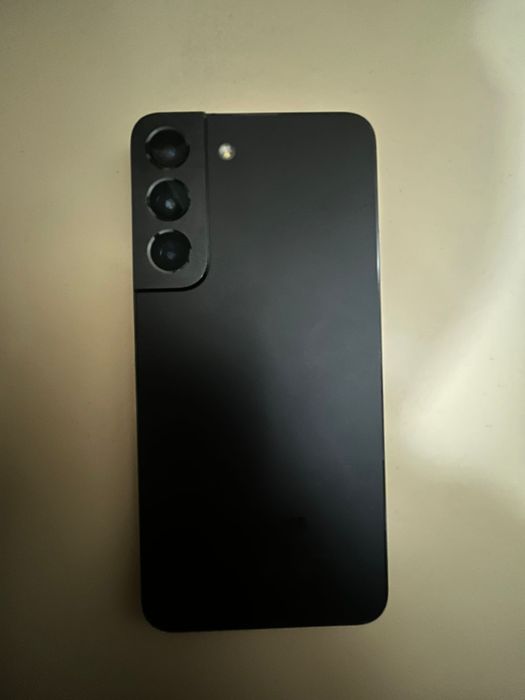 Galaxy S22 в черном цвете.