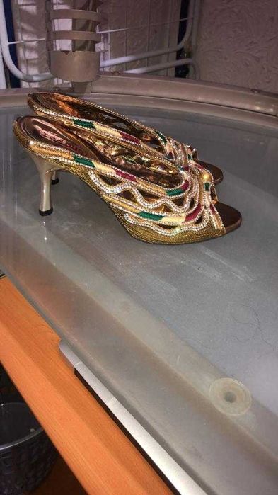 Продам праздничные босоножки