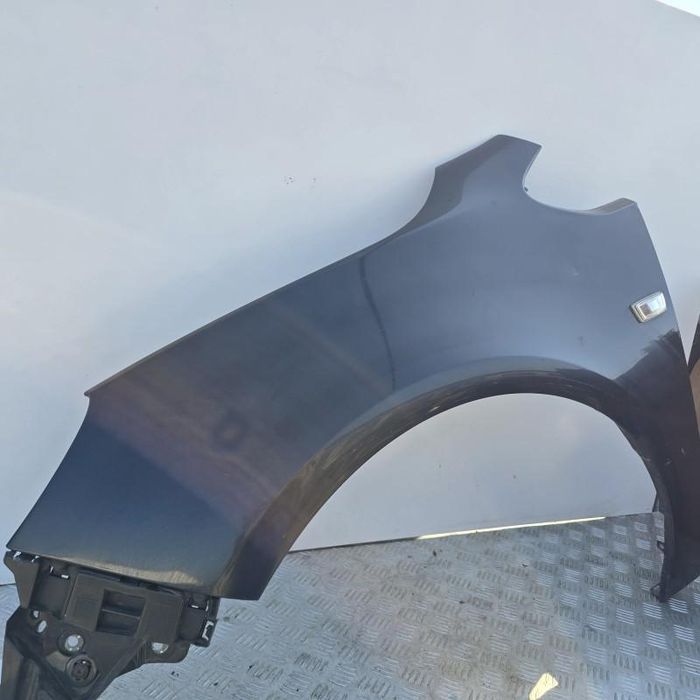 Aripa fata stanga neagra Opel Astra J GTC