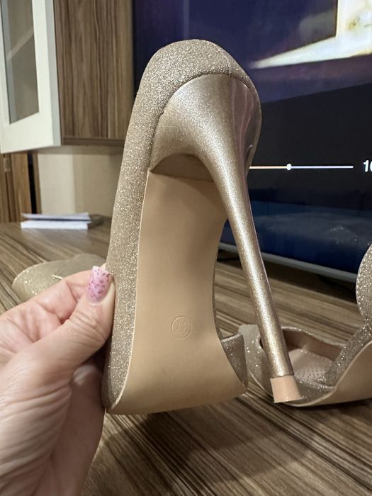 Комплект златисти обувки с чанта