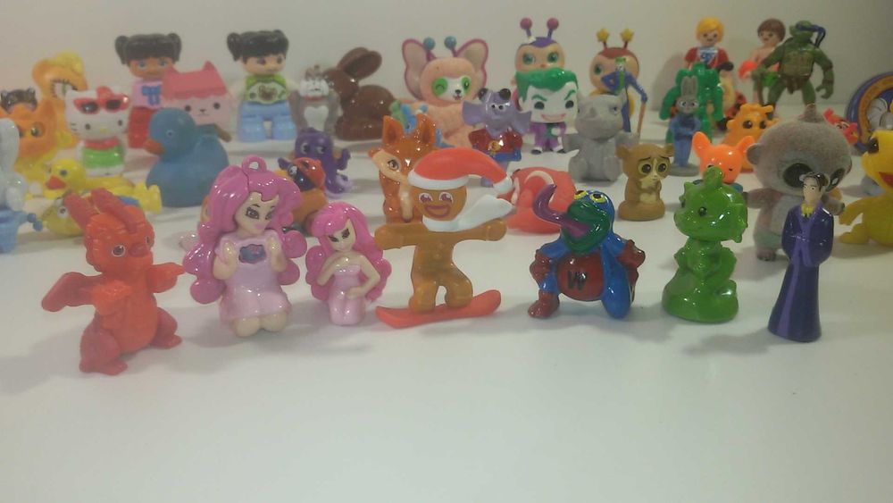 Лот малки пластмасови играчки