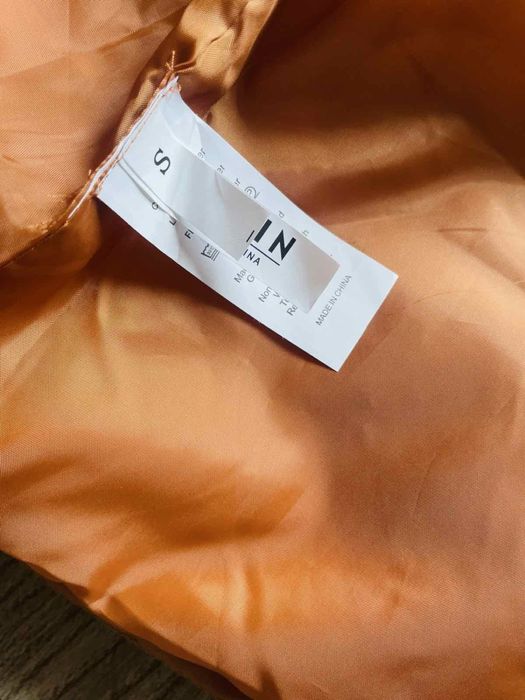 Продавам ново дамско късо зимно яке