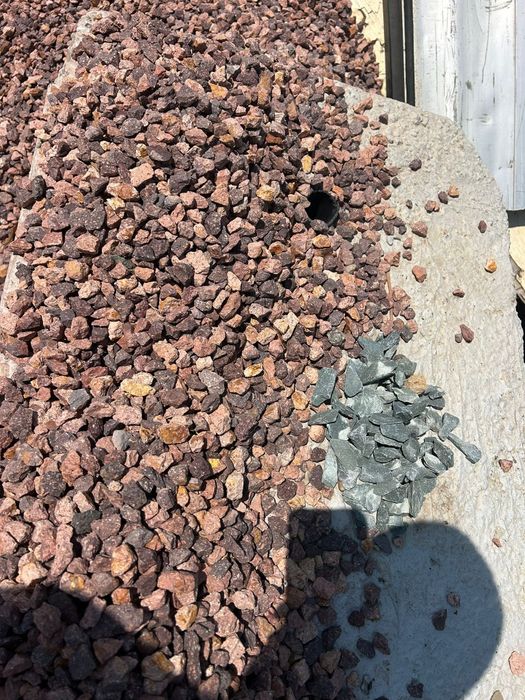 Piatra decorativa granit roșu cărămiziu calcar bej alb gălbui și granit gri închis antracit