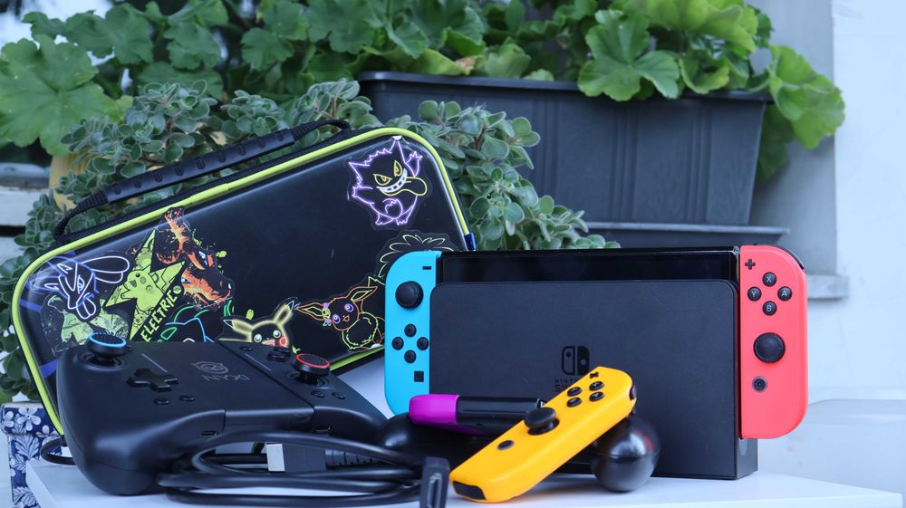 Nintendo Switch OLED – пълен комплект + 2 чифта оригинални Joy-Con + NYXI Hyperion Pro