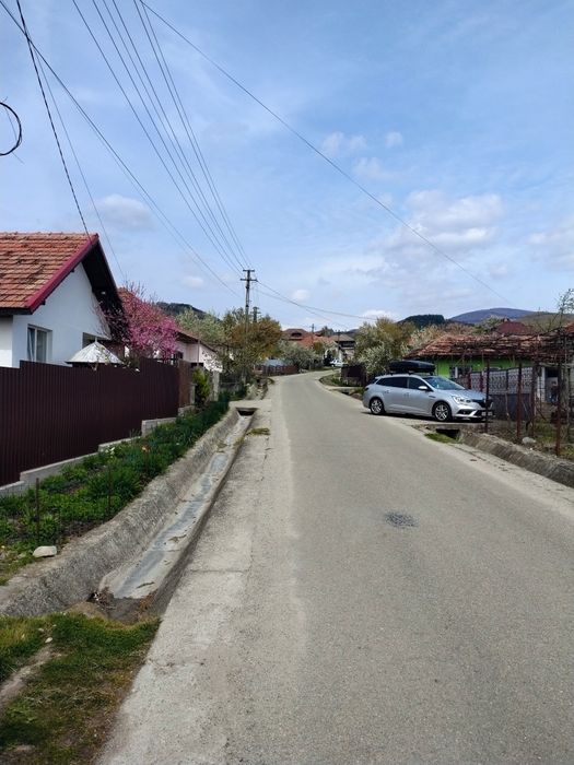 Teren intravilan 3700 mp curent, asfalt, priveliște de vis și liniște