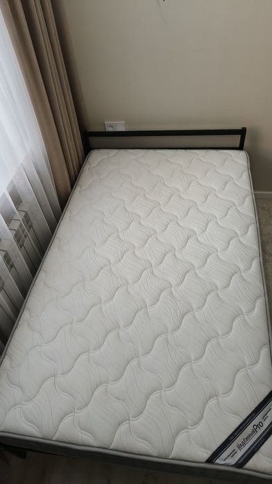 Продам Кровать с матрасом