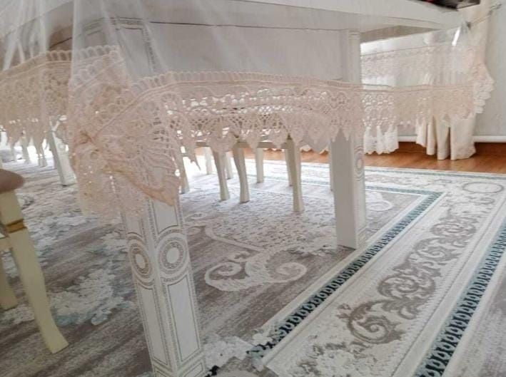 Стол 5метрлік екіге бөлінеді  18отыргышымен