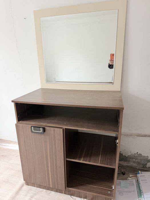 Вместительный шкаф с зеркалом