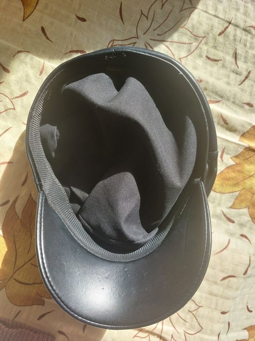 Кожена черна шапка