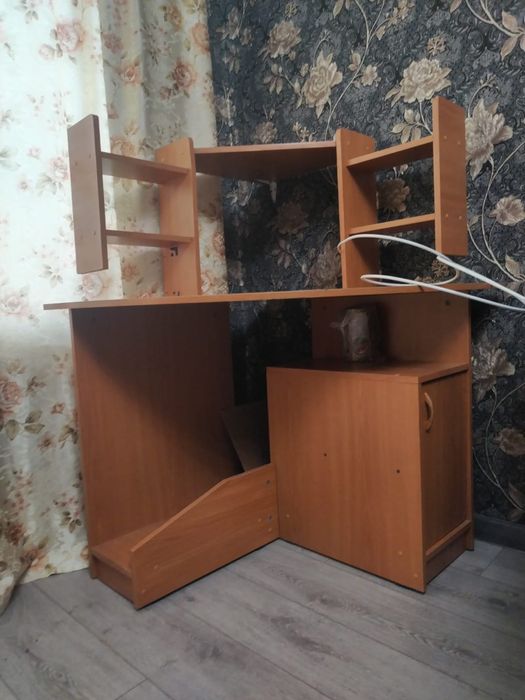 Продам компьютерный стол