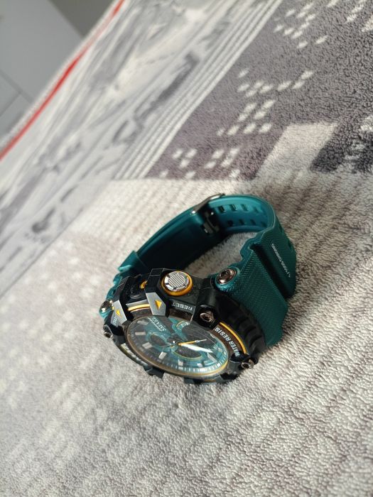 Vând ceas bărbătesc Smael funcționează doar afișajul electronic.