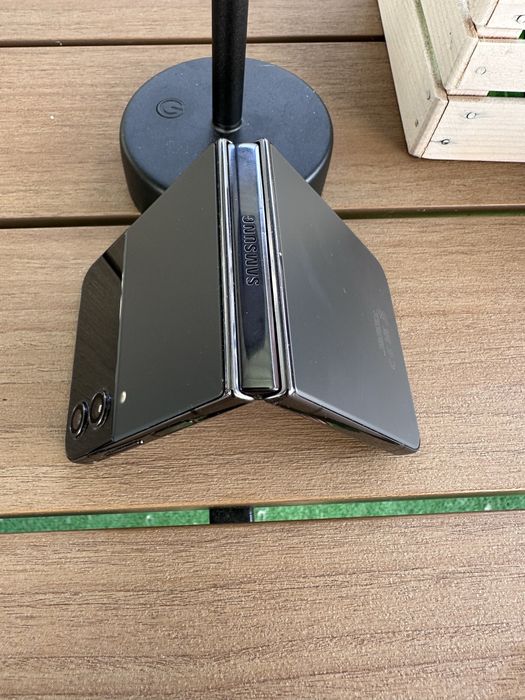 Samsung Galaxy Z Flip4 – stare impecabilă – baterie 96%
