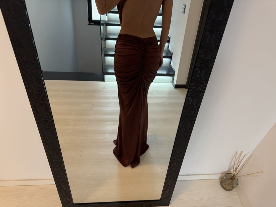 Rochie maro lunga de seara purtata