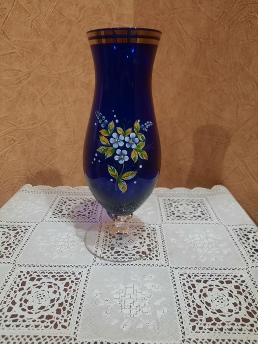 Красивая, изящная вазочка на ножке, Богемия, Чехословакия. Кобальтовое