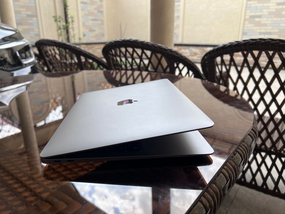 MacBook Air M1 8/256 ideal