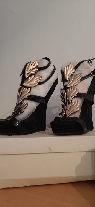 Продаю женскую обувь