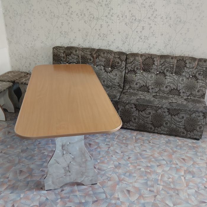 Продам стол  с табуретками (4 шт)