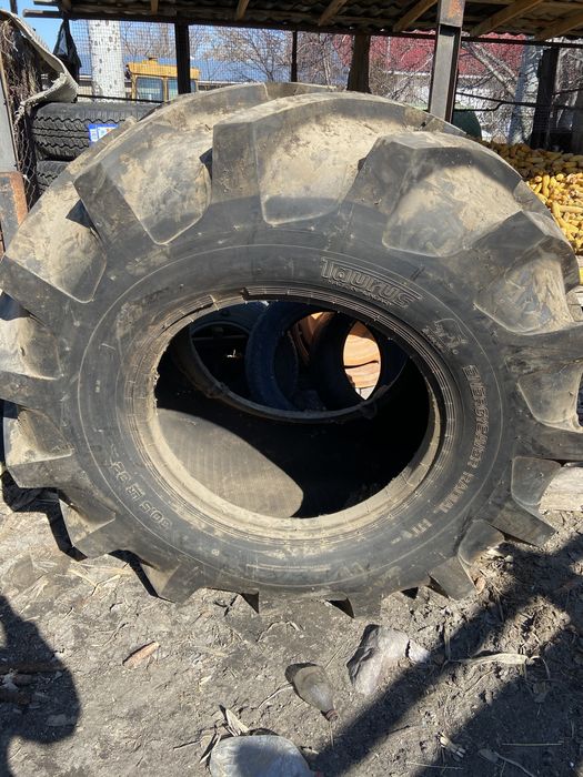 Резина на комбайн трактор 800/65 R32