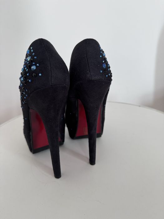 Pantofi cu toc si pietre