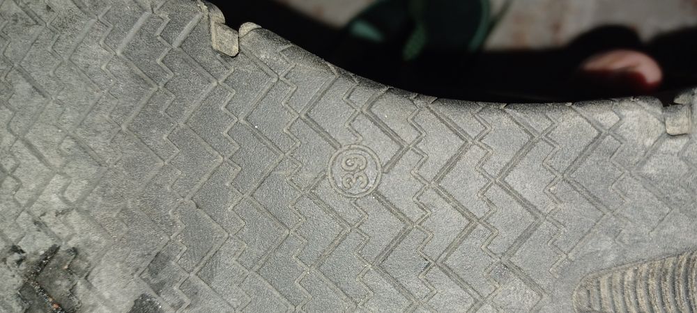 Продава дамски спортни обувки