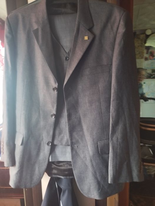 Костюм мужской тройка