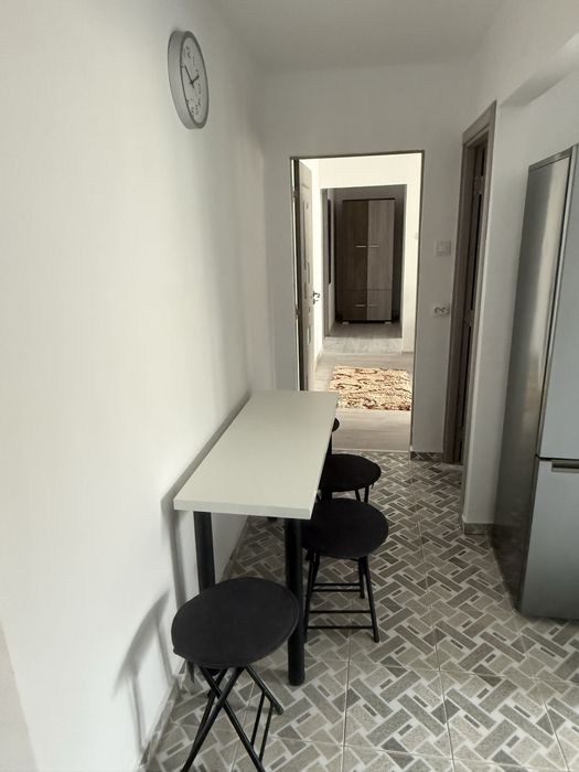 Închiriez apartament MODERN 3 camere etaj 2 Reșița